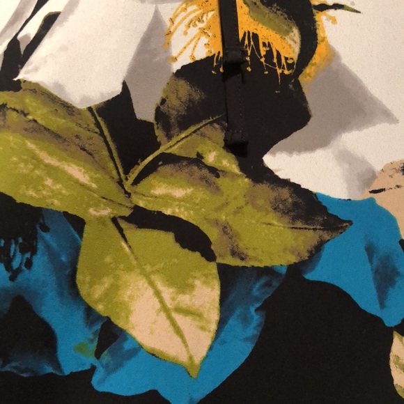 NWOT Worthington Flowy Flowered Top. Ties in the back. Beautiful rich colors. - Picture 12 of 15